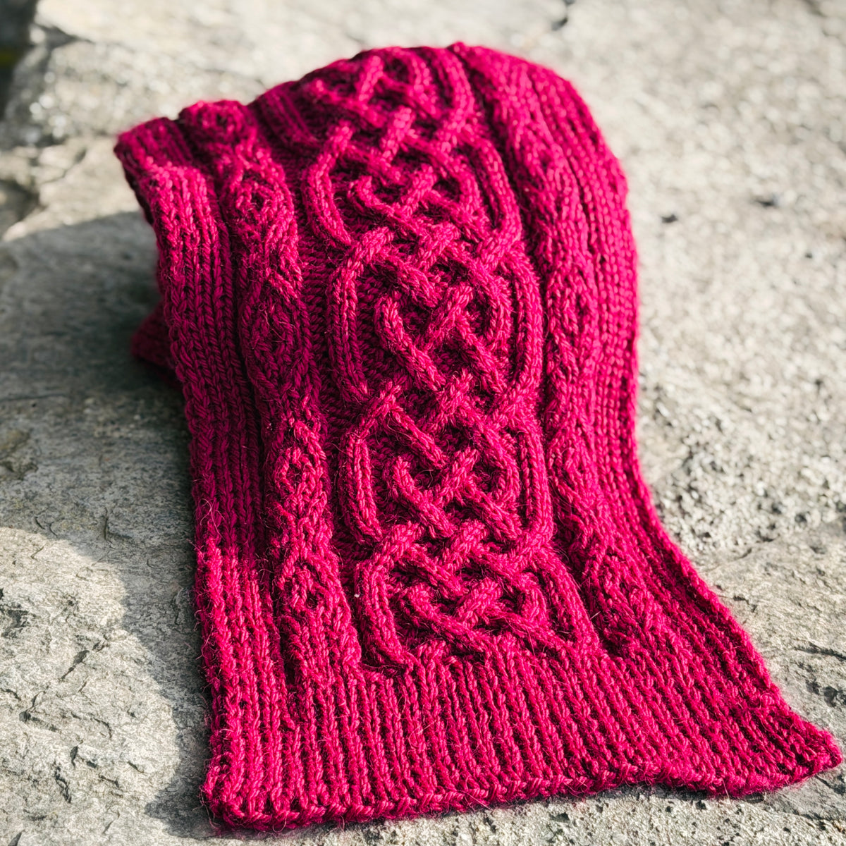 SCHARLACHSCHAL – Strickanleitung für einen Schal mit Zopfmuster