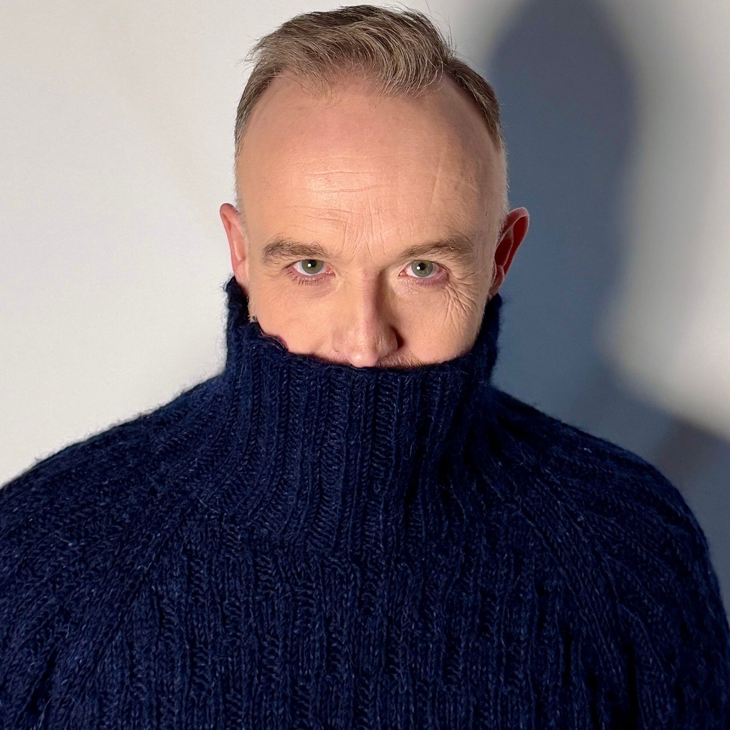 Gesicht eines Mannes mit Raglanpullover