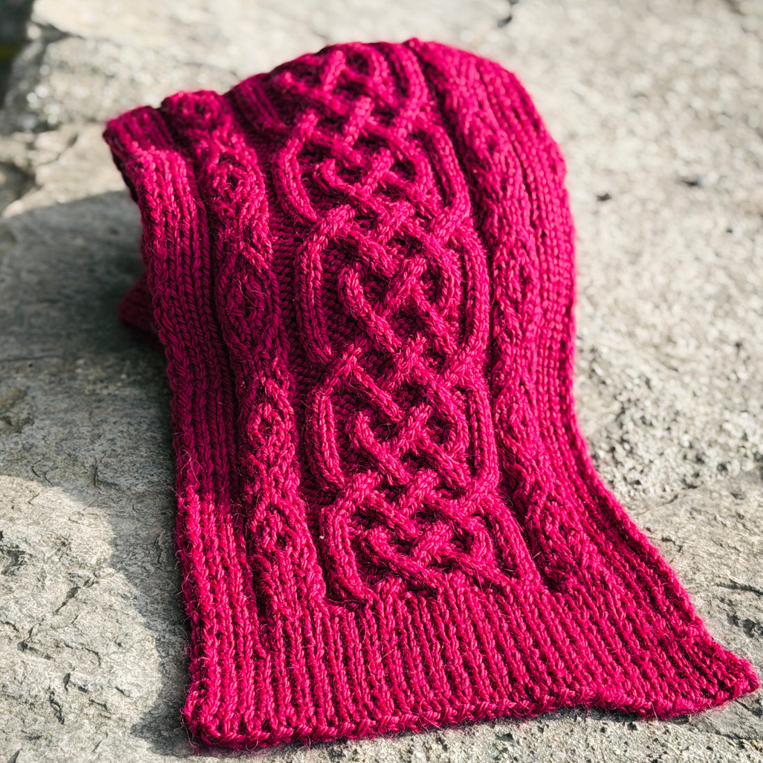 SCHARLACHSCHAL – Strickanleitung für einen Schal mit Zopfmuster