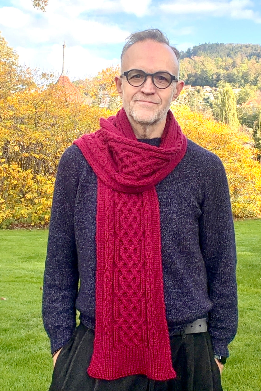 SCHARLACHSCHAL – Strickanleitung für einen Schal mit Zopfmuster