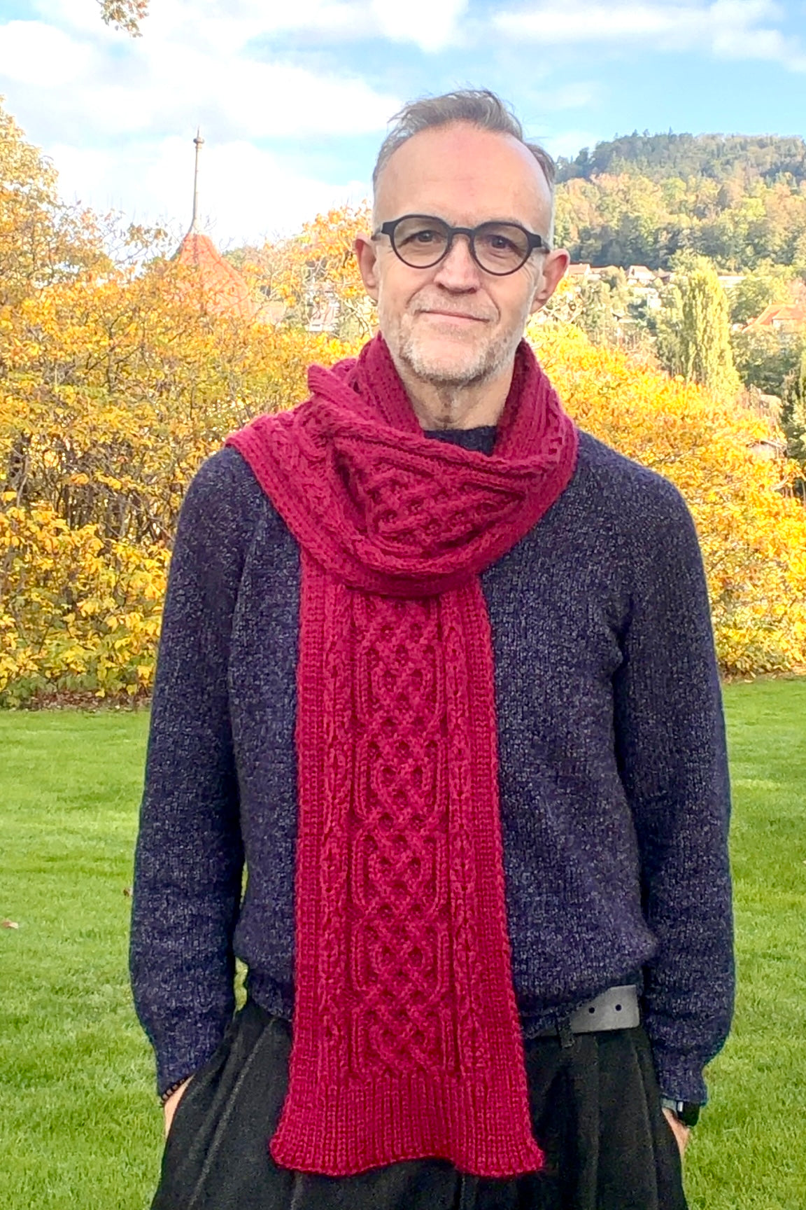 SCHARLACHSCHAL – Strickanleitung für einen Schal mit Zopfmuster