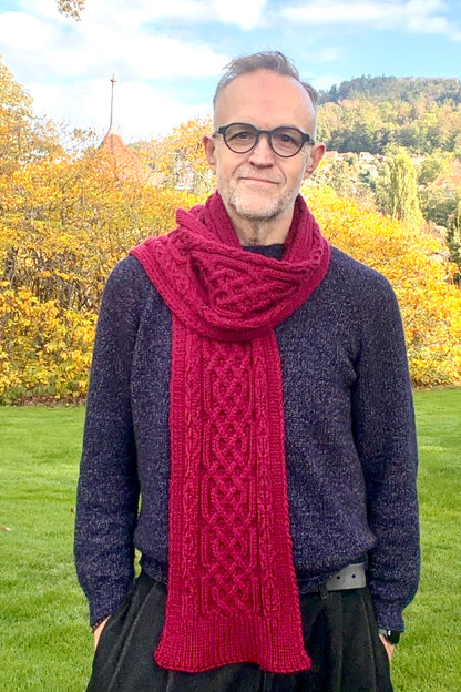SCHARLACHSCHAL – Strickanleitung für einen Schal mit Zopfmuster