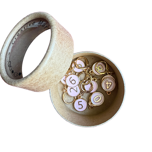 Marker mit Nummern von 0 - 9 in Pappschachtel